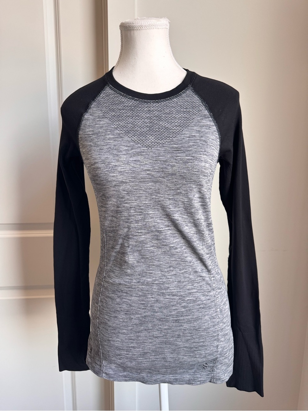 H&M Women's Grey & Black Long Sleeve Performance Top - Picture 7 of 8